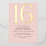 Girly Blush Roze & Goud | Glam Sweet 16e verjaarda Folie Uitnodiging<br><div class="desc">Moderne 16e verjaardagsuitnodigingen met een grote kop "16" in echte metallic folie op een  lichtroze achtergrond. (Achtergrondkleuren kunnen worden gewijzigd met het ontwerpgereedschap. U kunt ook het type metalen folie wijzigen.)</div>