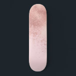 Girly Blush roze Rose Gold Sprayed Confetti Ombre Persoonlijk Skateboard<br><div class="desc">Dit elegante en girale ontwerp is perfect voor de trendy en stijlvolle fashionista. Het is voorzien van een faux bedrukt roos goudbesproeide confetti ombre gradiënten bovenop een eenvoudige wazige roze achtergrond. Het is schattig, , modern en artsachtig. ***BELANGRIJKE NOTA VAN HET ONTWERP: Voor om het even welk verzoek van het...</div>