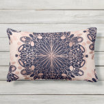 Girly Boho Roos Goud Blush Roze Navy Mandala's Buitenkussen<br><div class="desc">Dit meisjesachtige en chique, bohemien ontwerp is perfect voor de moderne vrouw. Het heeft een handgetekende faux bedrukte rozen gouden folie en een blush roze mandala-motief op de top van een eenvoudige marineblauwe achtergrond. Het is elegant, en stijlvol. ***BELANGRIJKE ONTWERPNOTA: Voor om het even welk douaneontwerpverzoek zoals aanpassingsproductverzoeken, kleurenveranderingen, plaatsingsveranderingen,...</div>