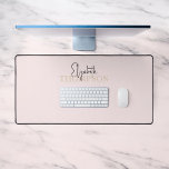 Girly Calligraphy Monogram Roze Bureaumat<br><div class="desc">Desk Mat beschikt over lettertype duo van moderne kalligrafie en elegant serif lettertype.</div>