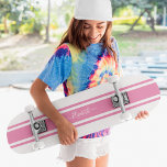 Girly Cool Pink White Racing Stripes Monogramed Persoonlijk Skateboard<br><div class="desc">Creëer uw eigen aangepaste, gepersonaliseerde, klassieke, roze en witte strepen voor races, coole, stijlvolle, elegante, elegante typografische script, de beste kwaliteit hard-rock maple competitieformed skateboard dek. Om aan te passen, typ eenvoudig in jouw naam/monogram/initialen. Terwijl u toevoegt/ontwerpt, zult u een voorproef van uw verwezenlijking, door kunnen zien. Een cool skateboardpakket,...</div>