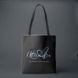 Girly Denim Blue Elegant Script Name Monogram Tote Bag<br><div class="desc">Pas je mooie monogrammed trendy zwarte Grocery Canvas tas aan! De tekst hieronder kan aan uw aangewezen zin of zelfs uw volledige naam worden gepersonaliseerd; u kunt het ook schrappen als u verkiest. Als u hulp nodig hebt, laat ons dat weten op belytaliarecipes@gmail.com en wij zullen u graag helpen. ©...</div>