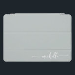 Girly Eenvoudige Sage Groene Monogram Naam Script iPad Pro Cover<br><div class="desc">Girly Sage Green Minimalist Eenvoudig Monogram Naam Handtekening Script Aangepaste Gepersonaliseerde iPad Cover. Deze ontwerpen met uw voornaam in een met de hand geletterde stijl swash tail font typografie (of kalligrafie) op een wijze groene of stoffige groene kleur achtergrond. Zo gemakkelijk aan te passen. Geweldig stijlvol vrouwelijk cadeau voor verjaardag,...</div>