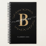 Girly Elegant Black Gold Name Monogrammed Planner<br><div class="desc">Girly, modern, trendy, elegant, zwart en gouden monogram initiaal naam script op maat gepersonaliseerde monogram 2024 of elk jaar planner. Met een monogram initiaal en een meisjesnaam script in een met de hand geletterde kalligrafie swash tail font en stitted circle lijst rond jouw naam. Perfect vrouwelijk cadeau voor vriendin, zus,...</div>