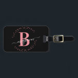 Girly Elegant Black Pink Name Monogram Script Lugg Bagagelabel<br><div class="desc">Meisjes,  minimalistisch,  eenvoudig,  modern,  zwart en roze monogram initiaal noem het op maat gepersonaliseerd monogrammed bagagelabel. Met een monogram initiaal en een girale naam handtekeningscript in een handgeschreven calligrafie lettertype met spoelstaart en gestippeld cirkelvormig lijst rond uw monogram.</div>