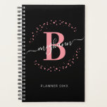 Girly Elegant Pink Black Name Monogrammed 2023 Planner<br><div class="desc">Meisjes, modern, trendy, elegant, wazige roze en zwart, wit monogram initiaal naamscript aangepast monogrammed 2023 of een jaarplanner. Met een monogram initiaal en een girale naam script in een handgeschreven kalligrafie spoelt het staartlettertype en een gestippeld cirkelvormig lijst rond uw monogram. Perfect vrouwelijk geschenk voor vriendin, zus, moeder, verjaardag, bruiloft,...</div>