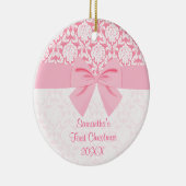 Girly Elegant Pink Damask Wrap Bow First Kerstmis Keramisch Ornament (Rechts)