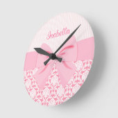 Girly Elegant Pink Damask Wrap Bow Personalized Ronde Klok (Hoek)