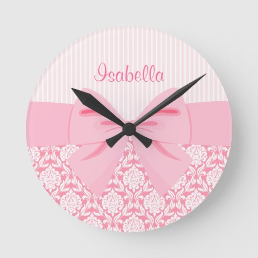 Girly Elegant Pink Damask Wrap Bow Personalized Ronde Klok (Voorkant)