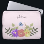 Girly Flowers and Butterfly Pastel Pink Name Laptop Sleeve<br><div class="desc">florale illustratie op pastelroze gepersonaliseerde laptophoes (achtergrondkleur kan worden gewijzigd)</div>