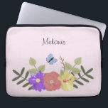 Girly Flowers and Butterfly Pastel Pink Name Laptop Sleeve<br><div class="desc">florale illustratie op pastelroze gepersonaliseerde laptophoes (achtergrondkleur kan worden gewijzigd)</div>