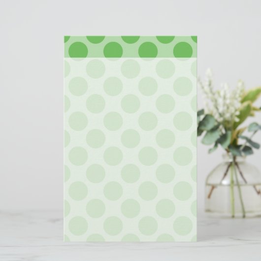 Girly Fun Cute Green Polka Dots Pattern on Green Briefpapier (Staand voorkant)