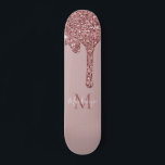 Girly Glam Roos Gold Driving Glitter Monogram Persoonlijk Skateboard<br><div class="desc">Meisjes Roos Gold Sparkle Glitter druipt Monogram Skateboard met mode faux blush roze/roos goudglitter druppelt op een chemische achtergrond met uw eigen monogram en naam. Geweldig voor iedereen die van de luxe glazen levensstijl houdt. Ideaal voor uw luxe esthetiek! Je druipt in luxe - show het! Neem contact met ons...</div>