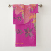 Girly Gold Leaf Fuchsia Flower Bad Handdoek (Insitu)