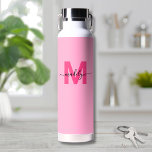 Girly Hot Pink Initiaal Script Naam Monogram Waterfles<br><div class="desc">Creëer uw eigen gepersonaliseerde girly hot pink Initiaal scriptnaam monogram waterfles. Deze schattige en stijlvolle waterfles voegt een lichte, leuke sfeer toe aan uw dagelijkse benodigdheden met een levendige baby roze achtergrond en een gedurfde magenta hot pink initiaal - perfect plat van kleur voor een moderne look. Overlay met een...</div>