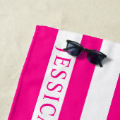 Girly Hot Roze Witte Cabana Strip gepersonaliseerd Strandlaken (In situ)