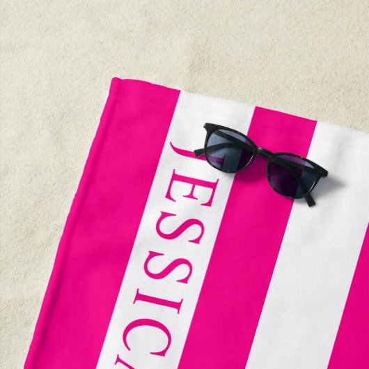 Girly Hot Roze Witte Cabana Strip gepersonaliseerd Strandlaken (In situ)