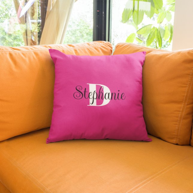 Girly Hot Roze Zwart-wit Modern Monogram Kussen (Girly monogrammed hot pink throw pillow.)
