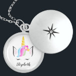 Girly  magische gepersonaliseerde eenhoorn locket ketting<br><div class="desc">Ze is magisch,  geweldig als een eenhoorn. Herinner haar aan haar schoonheid en genade met dit ketting. Personaliseer met haar naam in een elegante manuscriptdoopvont. Met mijn regenboogharige eenhoorn,  kroonhoofdillustratie met bloemen en slapende schattige zweepslagen. Een speciaal cadeau voor het bijzondere meisje in je leven.</div>