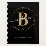 Girly Modern Zwart Goud Naam Script Monogram 2024 Planner<br><div class="desc">Girly, modern, trendy, elegant, zwart en gouden monogram initiaal naam script aangepaste gepersonaliseerde monogram schoonheidssalon 2024 of een jaarplanner. Met een monogram initiaal en een meisjesnaam script in een handgeletterde kalligrafie swash tail font en stitted circle lijst rond uw monogram. Grote vrouwelijke meisjesgift voor verjaardag, zus, moeder, bruiloft, vrijgezellenfeest, lief...</div>