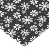 Girly Monogram Black White Daisy Flowers met naam Korte Tafelloper (Hoek)