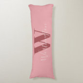 Girly Monogram en Naam roze blush rood Lichaamskussen (Voorkant Verticaal)