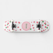 Girly Monogram schattige aardbeien met naam Persoonlijk Skateboard (Horizontaal)
