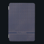 Girly Navy and Roos Gold Foil Hexagon Geometric iPad Mini Cover<br><div class="desc">Girly Navy and Roos Gold Foil Hexagon Geometric cover met elegante donkerblauwe achtergrond en ruimte voor jouw naam of andere aangepaste tekst. Eenvoudig aan te passen met tekst, doopvonten, en kleuren. Creëer door Zazzle pro ontwerper BK Thompson © uitsluitend voor Cedar en Koord; te contacteren gelieve ons als u hulp...</div>