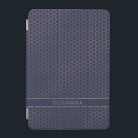 Girly Navy and Roos Gold Foil Hexagon Geometric iPad Mini Cover<br><div class="desc">Girly Navy and Roos Gold Foil Hexagon Geometric cover met elegante donkerblauwe achtergrond en ruimte voor jouw naam of andere aangepaste tekst. Eenvoudig aan te passen met tekst, doopvonten, en kleuren. Creëer door Zazzle pro ontwerper BK Thompson © uitsluitend voor Cedar en Koord; te contacteren gelieve ons als u hulp...</div>