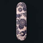Girly Navy Roos Gold Glitter Floral Illustrations Persoonlijk Skateboard<br><div class="desc">Dit elegante en stijlvolle design is een prachtige weergave van moderne en girale kunst. Het is voorzien van een faux, met een dun roos goudglitter omlijnde bladeren en een floraal illustratiepatroon gevuld met donkerblauw boven op een eenvoudige, wazige roze achtergrond. Het is een artsachtig, glamoureus, uniek en modieus luxeontwerp; de...</div>