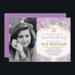 Girly Paars Lavender Gold Floral Bat Mitzvah Kaart<br><div class="desc">Viel de Bat Mitzvah van je dochter op met deze prachtige lavendel en gouden florale uitnodiging! De formulering is volledig aanpasbaar. Als u de doopvontstijl wilt veranderen,  klikken de kleuren of de grafiek anders schikken eenvoudig de "Klik om verder"knoop aan te passen.</div>
