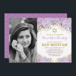 Girly Paars Lavender Gold Floral Bat Mitzvah Kaart<br><div class="desc">Viel de Bat Mitzvah van je dochter op met deze prachtige lavendel en gouden florale uitnodiging! De formulering is volledig aanpasbaar. Als u de doopvontstijl wilt veranderen,  klikken de kleuren of de grafiek anders schikken eenvoudig de "Klik om verder"knoop aan te passen.</div>