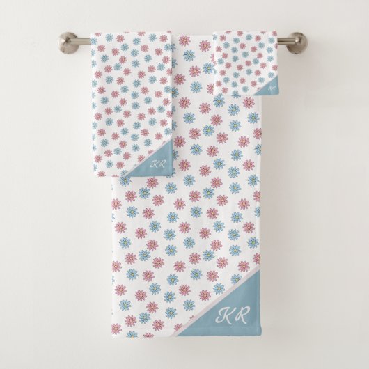Girly Pink Blue Cute Flower Monogram Bad Handdoek (Insitu)