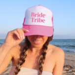 Girly Pink Bride Tribe Minimalist Bachelorette Trucker Pet<br><div class="desc">Fun,  flirt roze met eenvoudige verticale blokletters om aan elke gast op het bacheloretfeest te geven.  belang voor je favoriete bruidstribe! Bericht me als je iets anders wilt dan wat je hier ziet...  dat je iets gewoons voor je creëer.</div>