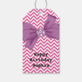 Girly Pink Chevron Jewel Paarse strik Verjaardag Cadeaulabel (Voorkant)