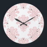 Girly Pink Damask Pattern Grote Klok<br><div class="desc">Een licht roze voddervormig ontwerp tegen een witte achtergrond. U kunt de achtergrondkleur wijzigen door de knop "Aanpassen" te selecteren en een andere kleurachtergrond te selecteren.</div>