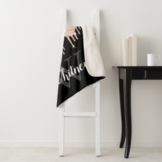 Girly Pink Glitter Drip Gray Monogram Sherpa Deken (In situ)