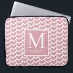 Girly Pink Heart Pattern Monogram Laptop Sleeve<br><div class="desc">Meerling van het Girly Pink Heart Pattern Monogram-laptophoes met schattig met de hand getekend hart in wazige roze. Voeg eenvoudig jouw naam en monogram toe voor een leuk,  vrouwelijk ontwerp.</div>