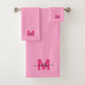 Girly Pink Modern Script Naam Monogram Bad Handdoek (Insitu)