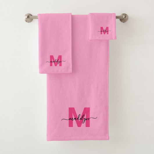 Girly Pink Modern Script Naam Monogram Bad Handdoek (Insitu)