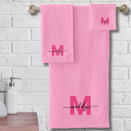 Girly Pink Modern Script Naam Monogram Bad Handdoek