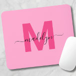 Girly Pink Monogram Script Naam Muismat<br><div class="desc">Gepersonaliseerde Girly Pink Script Initiaal Monogram Muismat. Voeg een pop van plezier en vrouwelijke charme toe aan uw werkruimte met deze chique muismat. Met een heldere, vrolijke roze achtergrond met een gedurfd magenta hot pink initiaal en een strakke zwarte scriptnaam, is dit ontwerp ideaal voor elk meisje. Ideaal voor studentenvereniging...</div>