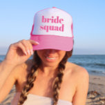 Girly Pink Retro Modern Bride Squad Bachelorette Trucker Pet<br><div class="desc">Fun,  flirt roze met eenvoudige verticale blokletters om aan elke gast op het bacheloretfeest te geven.  belang voor je favoriete bruidescorps! Bericht me als je iets anders wilt dan wat je hier ziet...  dat je iets gewoons voor je creëer.</div>