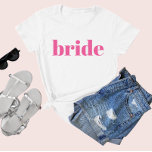 Girly Pink Retro Moderne Bruid Bachelorette T-shirt<br><div class="desc">Fun,  flirt roze met eenvoudige verticale blokletters om aan elke gast op het bacheloretfeest te geven.  belang voor je favoriete bruidescorps! Bericht me als je iets anders wilt dan wat je hier ziet...  dat je iets gewoons voor je creëer.</div>