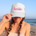 Girly Pink Retro Moderne Bruid Bachelorette Trucker Pet<br><div class="desc">Fun,  flirt roze met eenvoudige verticale blokletters om aan elke gast op het bacheloretfeest te geven.  belang voor je favoriete bruidescorps! Bericht me als je iets anders wilt dan wat je hier ziet...  dat je iets gewoons voor je creëer.</div>