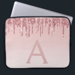 Girly Pink Rose Gold Glitter Drives Monogram Laptop Sleeve<br><div class="desc">Blush Pink - Roos Gold Faux Dripping (Drips) Glitter en Sparkle Elegant Monogram Laptop Computer Hoesje. Dit monogrammed hoesje kan worden aangepast om uw initiaal en voornaam op te nemen.</div>