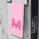 Girly Pink Script Naam Monogram Theedoek<br><div class="desc">Gepersonaliseerde Custom Creëer Uw eigen Girly Helder Roze en Magenta Initiaal Naam Monogram Keuken Handdoek. Voeg een levendige en vrouwelijke touch toe aan uw keuken met deze stijlvolle, monografische handdoek. Ontworpen voor een drievoudige stijl, heeft het een vrolijke roze achtergrond, een gedurfd magenta hot pink initiaal en een vloeiende zwarte...</div>