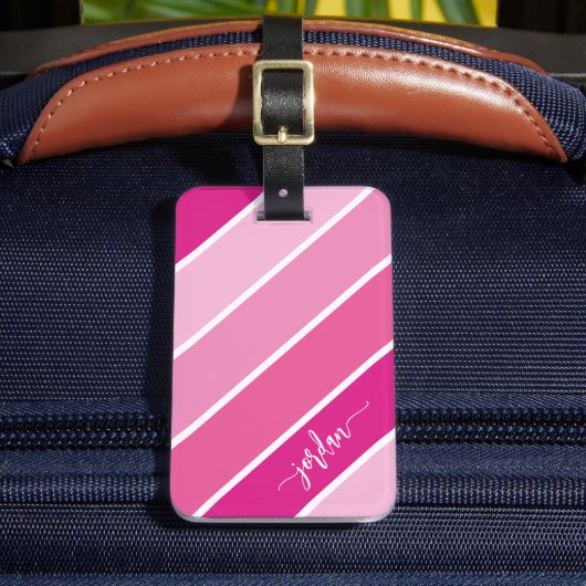 Girly Pink Stripes Patroon Script Naam Bagagelabel (Voorkant Insitu 2)