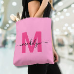 Girly Pink Trendy Modern Script Naam Monogram Tote Bag<br><div class="desc">Gepersonaliseerde Girly Pink en Magenta Hot Pink Trendy Modern Script Naam Monogram Canvas tas. Voeg een uitbarsting van plezier en vrouwelijkheid toe aan je dagelijkse stijl met deze chique en speelse canvas tas. Met een heldere, vrolijke roze achtergrond en een gedurfd magenta hot pink initiaal (zonder glinstering of folie), gecombineerd...</div>