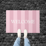 Girly Pink Welkom Mat<br><div class="desc">Deze girly roze welkomstmat kan worden aangepast met uw eigen tekst. Voeg jouw naam of favoriete offerte toe voor een persoonlijke touch!</div>
